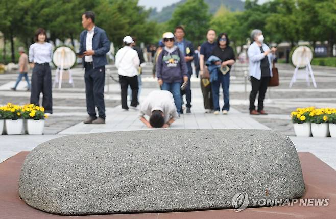 노무현 전 대통령 묘역 참배 (김해=연합뉴스) 김동민 기자 = 노무현 전 대통령 16주기 추도식이 열리는 23일 경남 김해시 진영읍 봉하마을 노 전 대통령 묘역에서 시민이 참배하고 있다. 2025.5.23 image@yna.co.kr