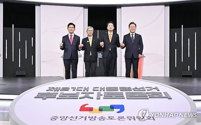 제21대 대선 1차 후보자 토론회 (서울=연합뉴스) 국민의힘 김문수(왼쪽부터)·민주노동당 권영국·개혁신당 이준석·더불어민주당 이재명 대선후보가 18일 서울 마포구 상암동 SBS 프리즘센터 스튜디오에서 열린 제21대 대선 1차 후보자 토론회 시작에 앞서 기념촬영을 하고 있다. 2025.5.18 [국회사진기자단] photo@yna.co.kr