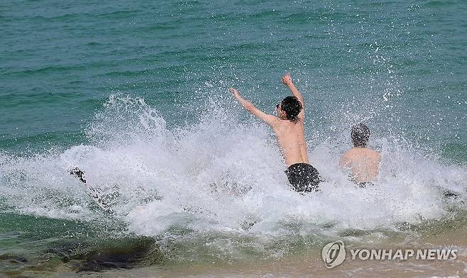 보기만 해도 시원한 바닷물 입수 [연합뉴스 자료사진]