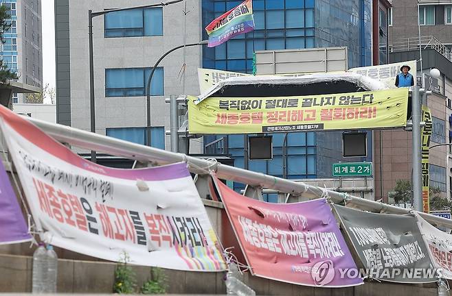 기자회견 지켜보는 세종호텔 해고노동자 고진수 씨 [연합뉴스 자료사진]