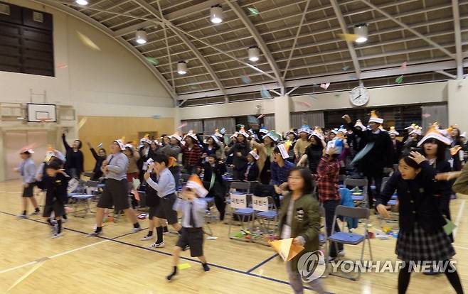 일본 동경한국학교서 '제2회 K-종이접기 축제 한마당' 개최 종이문화재단·세계종이접기연합과 일본 동경한국학교는 오는 
31일 오후 도쿄 신주쿠의 동경한국학교에서 '제2회 K-종이접기 축제 한마당'을 개최한다. 사진은 제1회 행사에서 참가자들이 펼친 한반도 평화통일을 기원하는 종이비행기 날리기 퍼포먼스. [연합뉴스 자료사진. 재판매 및 DB 금지]