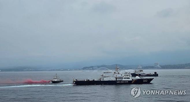 실전을 방불케 한 수난 대비 훈련 (속초=연합뉴스) 동해지방해양경찰청은 23일 강원 속초항 인근 해상에서 항공기 해상 불시착 상황을 가정한 관계기관이 총출동하는 수난 대비 훈련을 실시하고 있다. 2025.5.23 [동해지방해양경찰청 제공. 재판매 및 DB 금지] yoo21@yna.co.kr