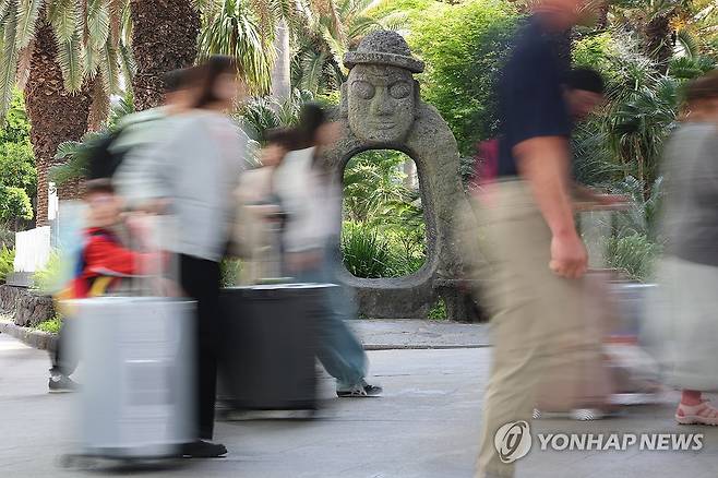 연휴 앞두고 붐비는 제주공항 [연합뉴스 자료사진]