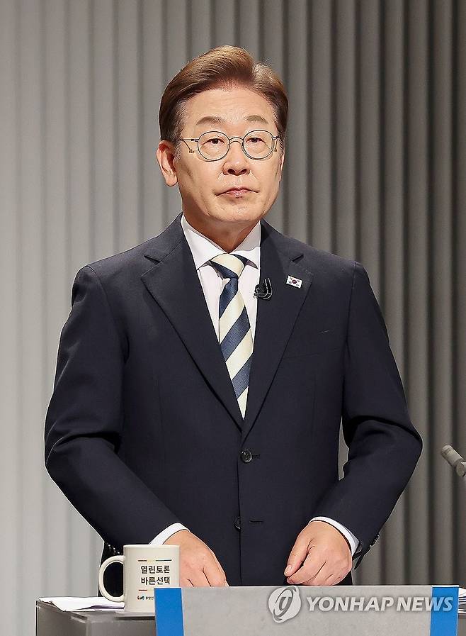 제21대 대선 2차 후보자 토론회 준비하는 이재명 후보 (서울=연합뉴스) 더불어민주당 이재명 대선후보가 23일 서울 여의도 KBS 스튜디오에서 열린 제21대 대선 2차 후보자 토론회를 준비하고 있다. 2025.5.23 [국회사진기자단] photo@yna.co.kr