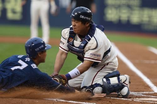 23일 잠실 경기 1회초 홈에서 태그 아웃되는 NC 김주원. [두산 베어스 제공. 재판매 및 DB 금지]
