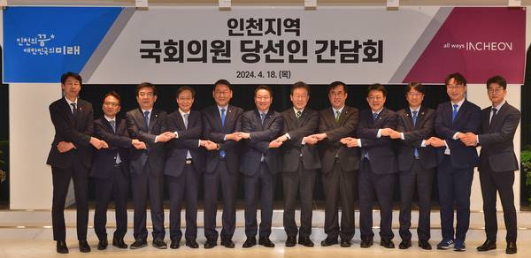 지난해 4월 열린 22대 국회의원 당선인 간담회에 참석한 이재명 당시 더불어민주당 대표와 모경종(오른쪽 두번째) 의원. 당대표의 만류에도 불구하고 총선에 나선 모 의원은 이 후보와 나란히 ‘국회의원 당선인’ 신분으로 인천에서의 본격적인 정치활동을 시작했다. /경인일보DB