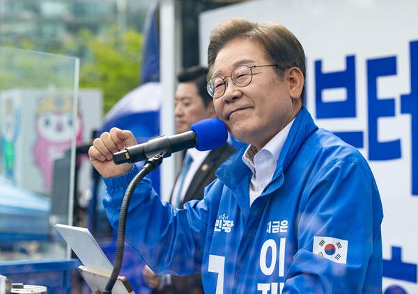 더불어민주당 이재명 대선 후보가 24일 경기 안양시 동안구 평촌중앙공원에서 열린 집중유세에서 시민들에게 지지를 호소하고 있다. 2025.5.24/연합뉴스