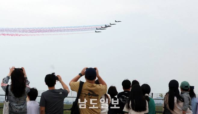 블랙이글스의 멋진 에어쇼24일 광주광역시 광산구 공군 제1전투비행단에서 열린 '스페이스 챌린지 2025 in 광주'에서 공군 특수비행팀 블랙이글스가 곡예비행을 하고 있다. /임문철 기자 35mm@namdonews.com