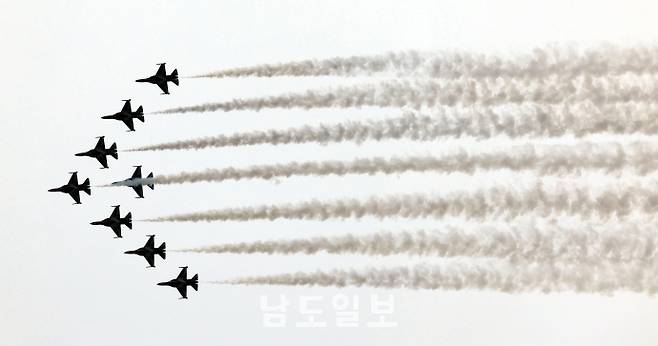 블랙이글스의 멋진 에어쇼24일 광주광역시 광산구 공군 제1전투비행단에서 열린 '스페이스 챌린지 2025 in 광주'에서 공군 특수비행팀 블랙이글스가 곡예비행을 하고 있다. /임문철 기자 35mm@namdonews.com