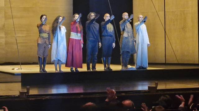 제22회 부산국제연극제가 23일 오후 부산 영화의전당에서 개막했다. 이날 개막작으로 무대에 오른 이탈리아의 '트라구디아-오이디푸스의 노래' 출연자들이 관객의 커튼콜에 인사를 하고 있다. 김희돈 기자