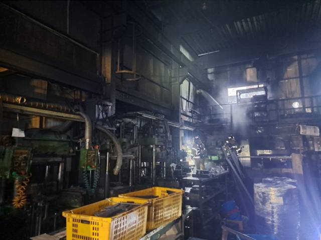 24일 부산 사상구의 한 고무 성형 공장에서 불이 나 소방 추산 약 1005만 원의 재산 피해를 낸 뒤 40여분 만에 꺼졌다. 부산소방재난본부 제공