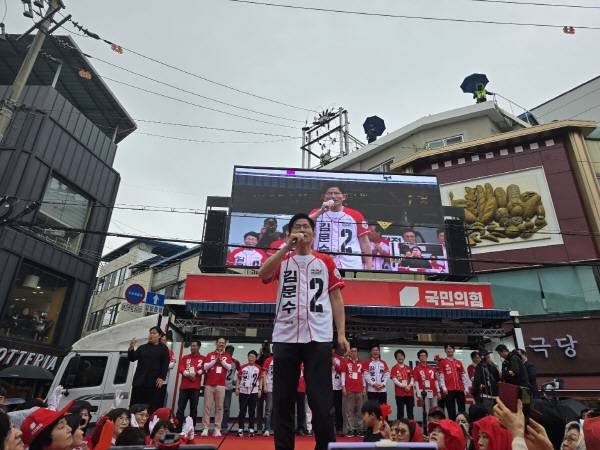 국민의힘 김문수 대선후보가 24일 낮 12시 55분께 영주시 태극당 앞에서 집중 유세를 펼치고 있다. 권진한 기자