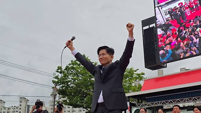 국민의힘 김문수 대선 후보가 구미시 상모동 박정희 전 대통령 생가에서 열린 집중유세에서 두 팔을 들어 승리를 다짐하고 있다. <박용기 기자>