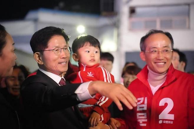 김문수 국민의힘 대선 후보가 24일 저녁 대구 달성군 현풍읍을 찾아 시민들과 인사를 나누고 있다. 김 후보는 이날 박근혜 전 대통령 예방을 마친 뒤, 현풍 전통시장 인근 '박소선 할매집 곰탕'을 방문해 지역 민심을 살폈다.<국민의힘 제공>