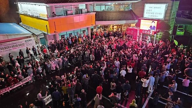 김문수 국민의힘 대선 후보가 24일 저녁 대구 달성군 현풍읍 전통시장 앞 유세 현장에서 지지자들과 인사를 나누고 있다. 박근혜 전 대통령 예방 직후 이어진 이 유세에는 수백 명의 시민이 모여 환호를 보냈다. 김 후보는 이날 '박소선 할매집 곰탕'을 찾아 지역 민심을 살핀 뒤, 유세차에 올라 직접 메시지를 전했다.<국민의힘 제공>