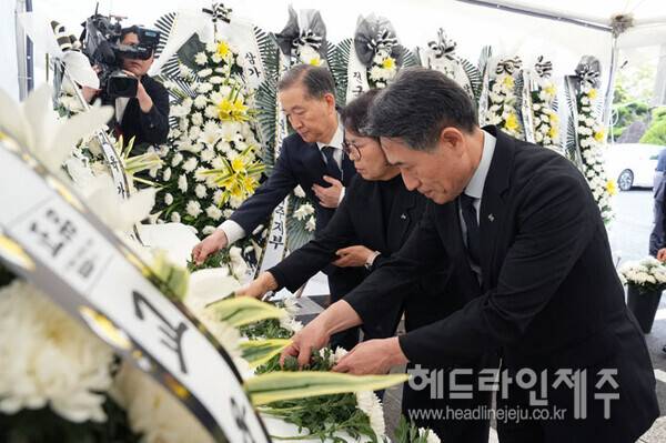 조문 행렬이 이어지고 있는 추모 분향소.