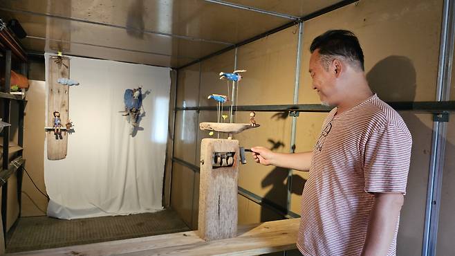 충북 청주시 남이면 팔봉리에서 열리는 김복진 조각 페스타, 농산물 건조장에 전시된 작품을 감상하고 있다.