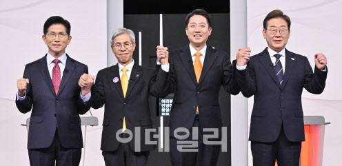 [국회사진취재단] 18일 서울 마포구 SBS프리즘타워에서 열린 중앙선거방송토론위원회 주관 제21대 대통령선거 후보자토론회에서 각 정당 대선 후보들이 선전을 다짐하고 있다. 왼쪽부터 국민의힘 김문수, 민주노동당 권영국, 개혁신당 이준석, 더불어민주당 이재명 대선후보.