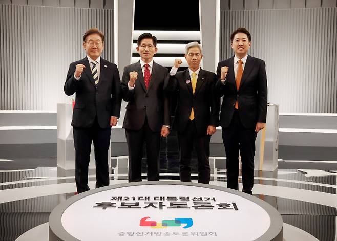 더불어민주당 이재명·국민의힘 김문수·민주노동당 권영국·개혁신당 이준석 대선후보가 23일 서울 영등포구 여의도 KBS 스튜디오에서 열린 제21대 대선 2차 후보자 토론회 시작에 앞서 기념 촬영하고 있다.(사진=국회사진기자단)