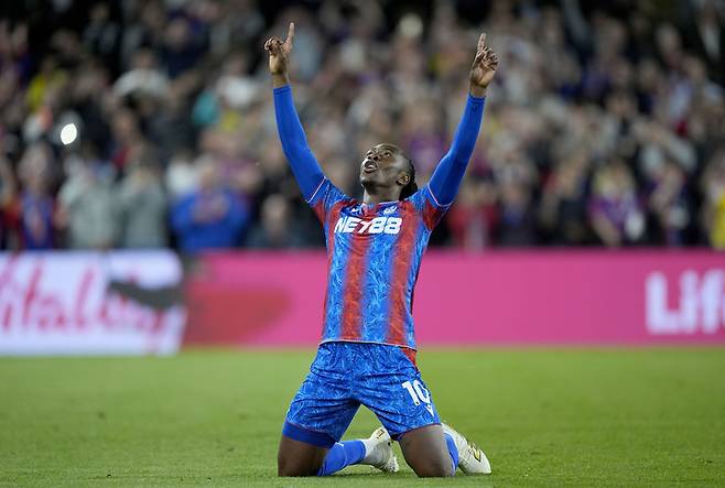 2025년 5월 20일(화), 영국 런던 셀허스트 파크에서 열린 프리미어리그 크리스탈 팰리스와 울버햄프턴 원더러스의 경기 중 크리스탈 팰리스의 에베레치 에제가 팀의 네 번째 골을 넣은 뒤 환호하고 있다.