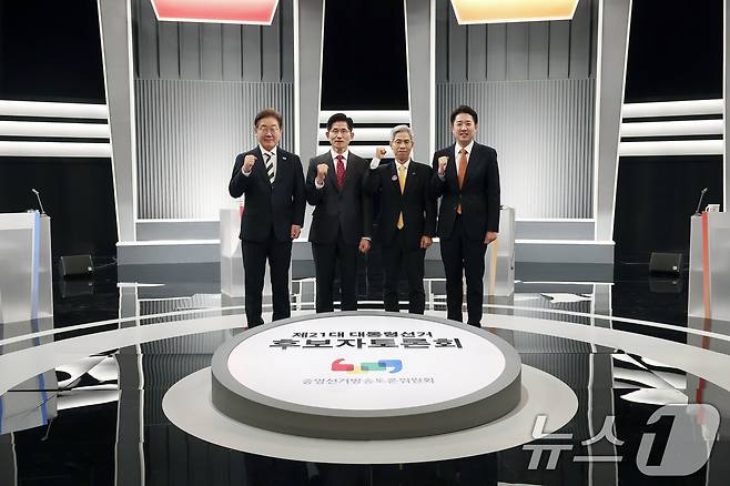 이재명 더불어민주당(왼쪽부터), 김문수 국민의힘, 이준석 개혁신당, 권영국 민주노동당 대통령 후보가 23일 서울 영등포구 KBS본관 스튜디오에서 중앙선거방송토론위원회 주관 제21대 대통령선거 2차 후보자 토론회 시작에 앞서 기념 촬영을 하고 있다. 2025.5.23/뉴스1 ⓒ News1 국회사진기자단