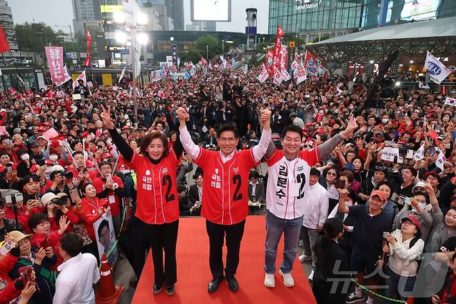 김문수 국민의힘 대통령 후보가 19일 서울 중구 서울역 광장에서 나경원, 안철수 의원과 유세를 하고 있다. (공동취재) 2025.5.19/뉴스1 ⓒ News1 김민지 기자