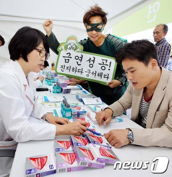 13일 서울광장에서 열린 '2015 건강서울 페스티벌-약사에게 물어보세요' 의 '니코레트' 금연부스에서 시민들이 약사들에게 금연상담을 받고 있다. (한국존슨앤드존슨 제공) 2015.9.13/뉴스1 ⓒ News1 박정호 기자