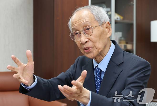 윤여준 더불어민주당 상임총괄선대위원장이 20일 오후 서울 여의도 당사에서 뉴스1과 인터뷰를 하고 있다. 2025.5.20/뉴스1 ⓒ News1 이광호 기자