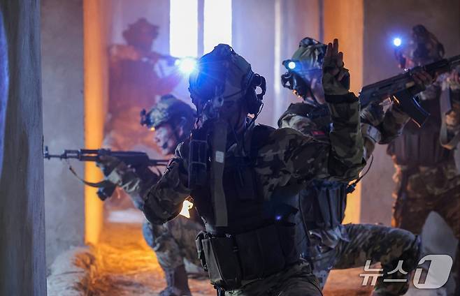 (평양 노동신문=뉴스1) =북한은 지난 4월 5일 "김정은 동지께서 4월 4일 조선인민군 특수작전부대들의 훈련기지를 방문하시고 종합훈련을 지도했다"라고 보도했다. [국내에서만 사용가능. 재배포 금지. DB 금지. For Use Only in the Republic of Korea. Redistribution Prohibited] rodongphoto@news1.kr