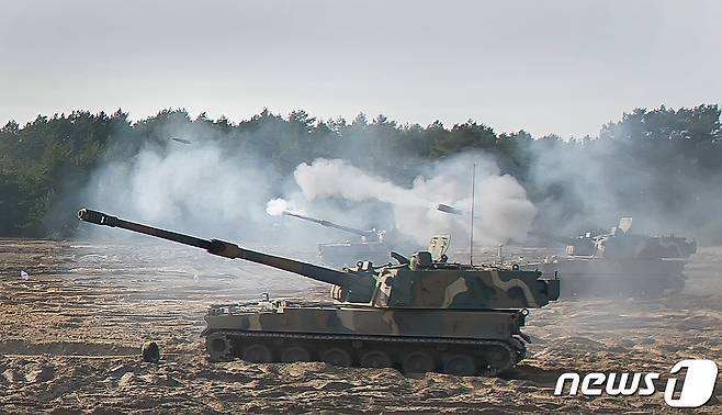 2023년 2월 폴란드 토룬 포병사격장에서 한화에어로스페이스가 수출한 K9 자주포가 표적을 향해 포탄을 발사하고 있다. (국방부 제공) 2023.2.24/뉴스1