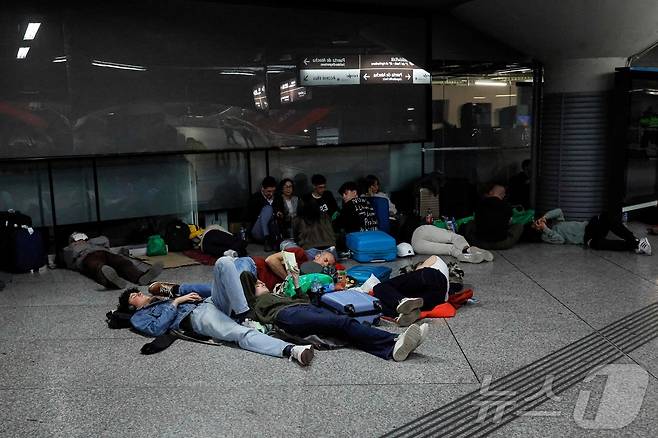 지난 4월 28일 대규모 정전 사태가 발생한 스페인의 마드리드에서 여행객들이 기차 역서 잠을 자고 있다. ⓒ AFP=뉴스1 ⓒ News1 우동명 기자