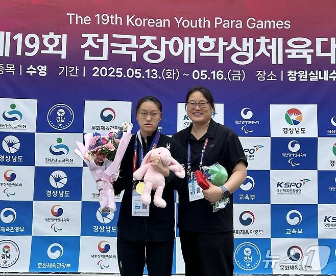 김수현 학생(왼쪽)이 지도교사와 기념사진을 찍고 있다. (전남도교육청 제공, 재판매 및 DB 금지)