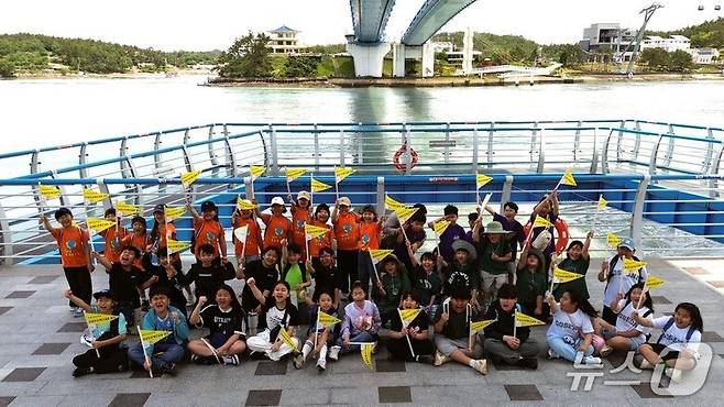 '수군재건길 걷기' 행사에 참여한 학생들이 울돌목을 배경으로  기념사진을 찍고 있다. (전남도교육청 제공, 재판매 및 DB 금지)