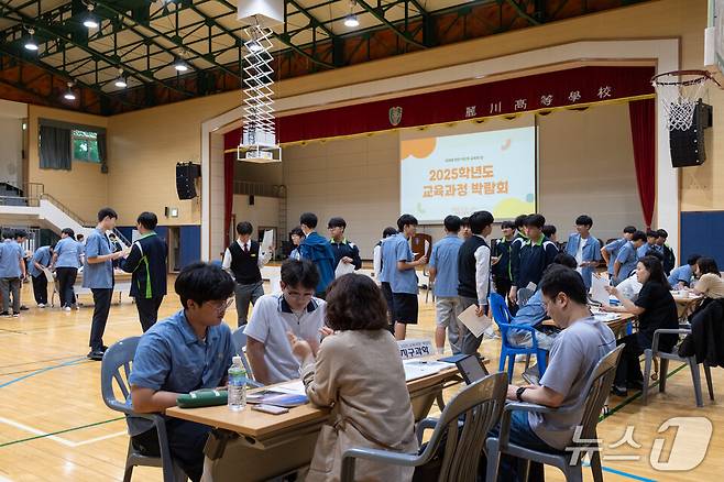 학생들이 박람회장에 설치된 '학과 설명 부스'에서 선생님과 상담하고 있다. (전남도교육청 제공, 재판매 및 DB 금지)