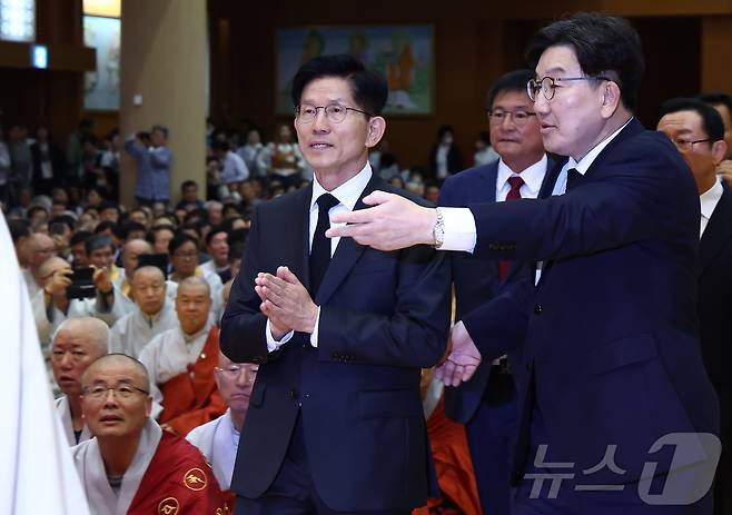 김문수 국민의힘 대통령 후보가 24일 충북 단양군 구인사에서 열린 상월원각대조사 제51주기 열반대재에 참석하고 있다. 오른쪽은 권성동 공동선대위원장. 2025.5.24/뉴스1 ⓒ News1 김민지 기자