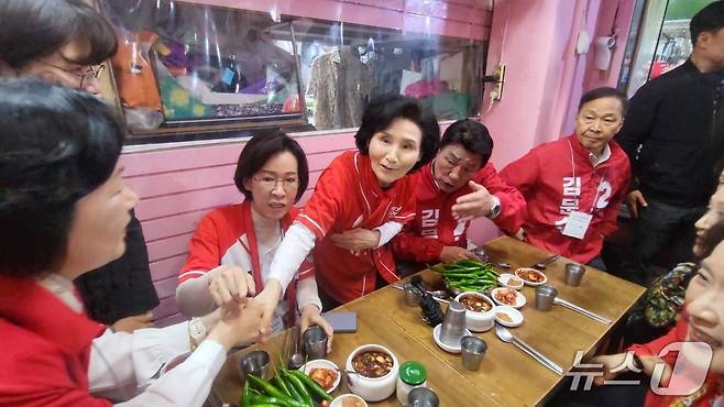 24일 김문수 국민의힘 대통령 후보 배우자 설난영 여사가 대구 중구 서문시장에 있는 칼국숫집에서 지지자들과 악수를 나누고 있다. 2025.5.24/뉴스1 ⓒ News1 이성덕 기자