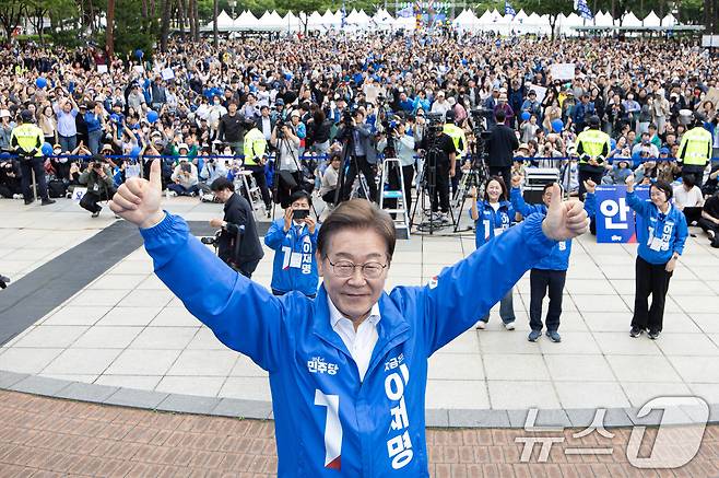이재명 더불어민주당 대통령 후보가 24일 오후 경기도 안양시 동안구 평촌중앙공원에서 열린 유세를 마친 후 포즈를 취하고 있다. 2025.5.24/뉴스1 ⓒ News1 이재명 기자