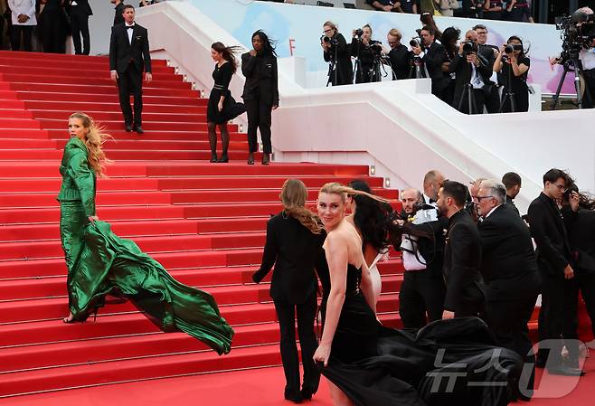 22일(현지시간) 프랑스 남부 소도시 칸(Cannes) 팔레 데 페스티발(Palais des Festival) 뤼미에르 대극장에서 열린 ‘제78회 칸 국제영화제’ 비경쟁부문 진출작 영화 ‘컬러스 오브 타임 (원제 LA VENEU DE L’AVENIR)’ 월드 프리미어 시사회에서 갑작스런 강풍으로 참석자들의 머리와 옷이 헝클어지고 있다. 2025.5.23/뉴스1 ⓒ News1 이준성 기자