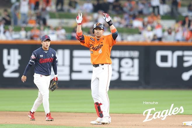 한화 하주석(오른쪽)이 23일 대전 한화생명 볼파크에서 열린 2025 KBO리그 롯데전에서 3회말 2루타를 때린 후 세리머니를 하고 있다. 사진 | 한화 이글스