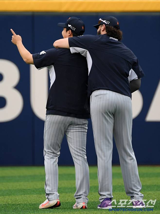 문동주를 유독 아끼는 폰세.
