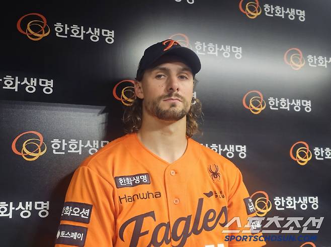 경기 후 취재진과 인터뷰하는 와이스. 대전=이종서 기자