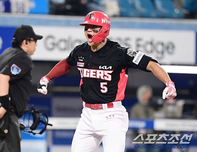 동료들을 향해 포효하는 김도영.