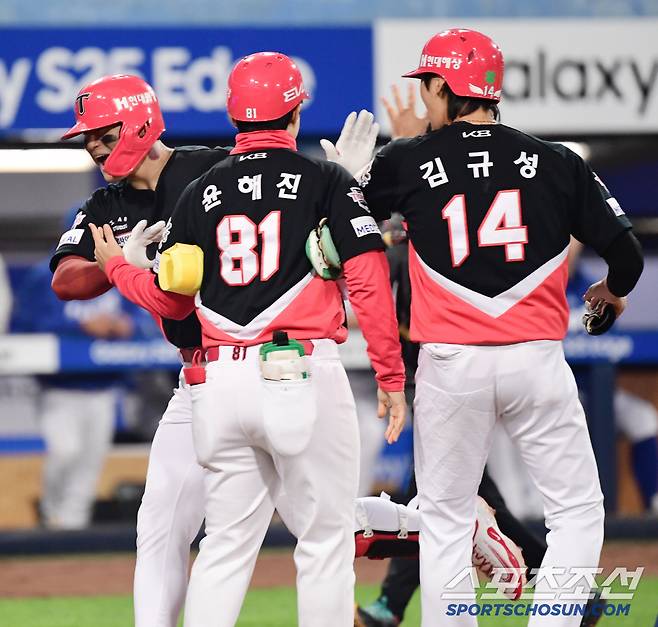 4-4 균형을 깨는 8회 투런홈런.