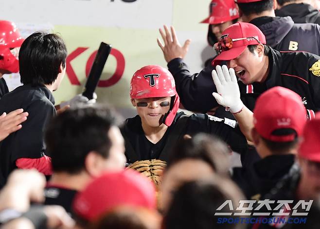 동료들의 축하를 받고 있는 김도영.