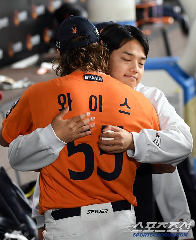 호투를 펼친 선발 와이스를 따뜻하게 안아주는 문동주.