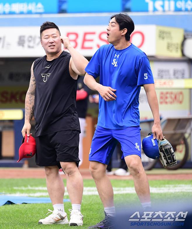 최형우 익살스럽게 따라하는 구자욱.