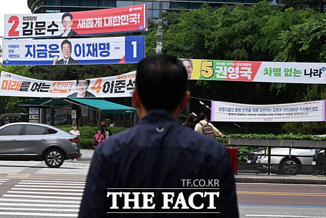 지난해 3월 국민권익위원회가 발표한 자료에 따르면 지난 2021년 3월부터 지난해 2월까지 최근 3년간 선거 유세 관련 민원은 1만9949건에 달했다. 선거 유세 관련 주요 민원으로는 '선거 유세 차량 소음 피해 신고', '선거 현수막 피해 및 철거 요구', '선거 유세 차량 관련 불편 신고' 등이 있었다. /남용희 기자