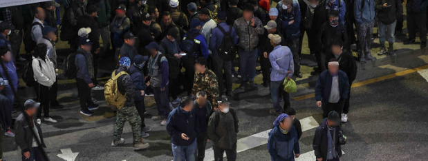 24일 고용정보원이 최근 공개한 ‘고용동향브리프 제2호’를 보면 건설업 부진 등의 영향으로 50대 고용률이 12개월 연속 감소했다. 사진은 지난달 10일 새벽 서울 구로구 남구로역 인근 인력 시장. / 뉴시스