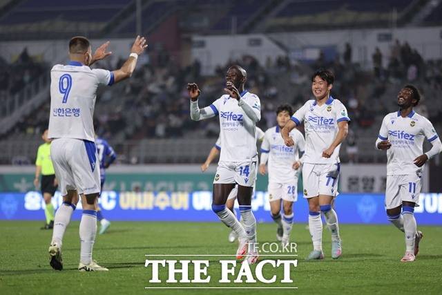 지난 4월부터 7연승을 달리고 있는 인천 선수들./K리그