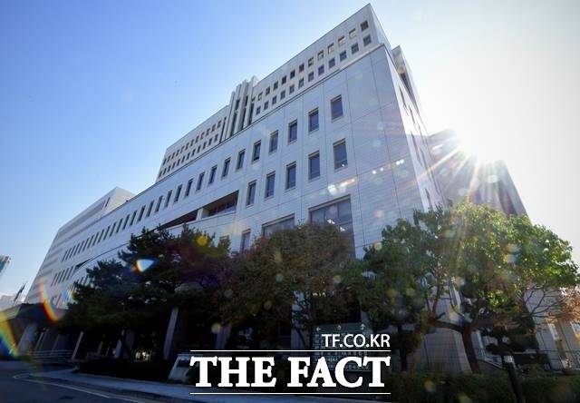 24일 법조계에 따르면 서울남부지법 형사13단독 김성은 판사는 폭행치상과 공무집행방해 등 혐의로 기소된 김모(38) 씨와 지모(39) 씨에게 벌금 300만원씩을 선고했다. /더팩트 DB